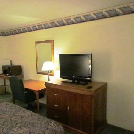 Travel Inn & Suites Frankfort Bagian luar foto