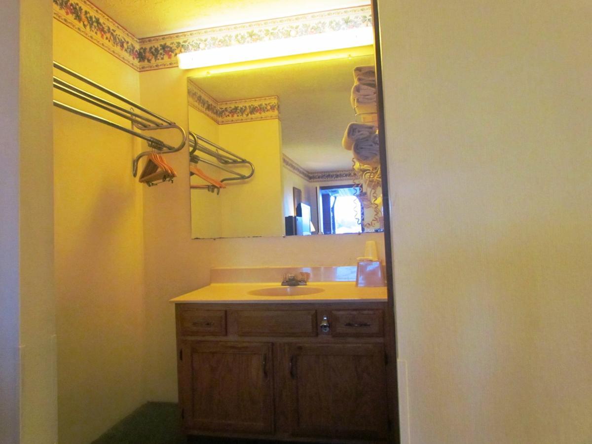 Travel Inn & Suites Frankfort Bagian luar foto
